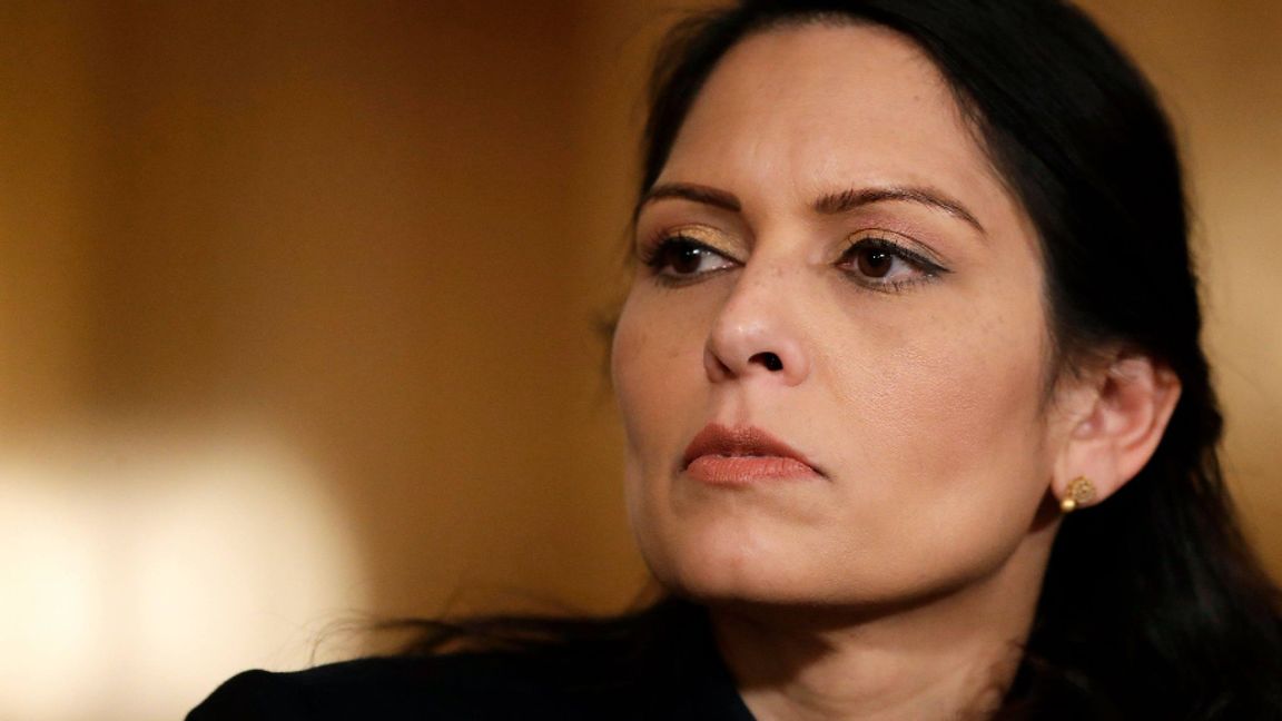 Storbritanniens inrikesminister Priti Patel har presenterat ny lagstiftning som hon själv beskriver som den mest radikala förändringen av landets migrationspolitik på flera årtionden. Foto: Matt Dunham, pool/AP/TT.