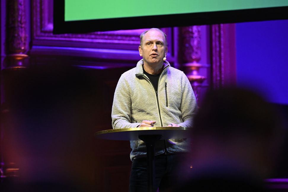 Stegras vd Henrik Henriksson på scen vid Fossilfritt Sverige seminarium på Berns i Stockholm. Foto: Pontus Lundahl/TT