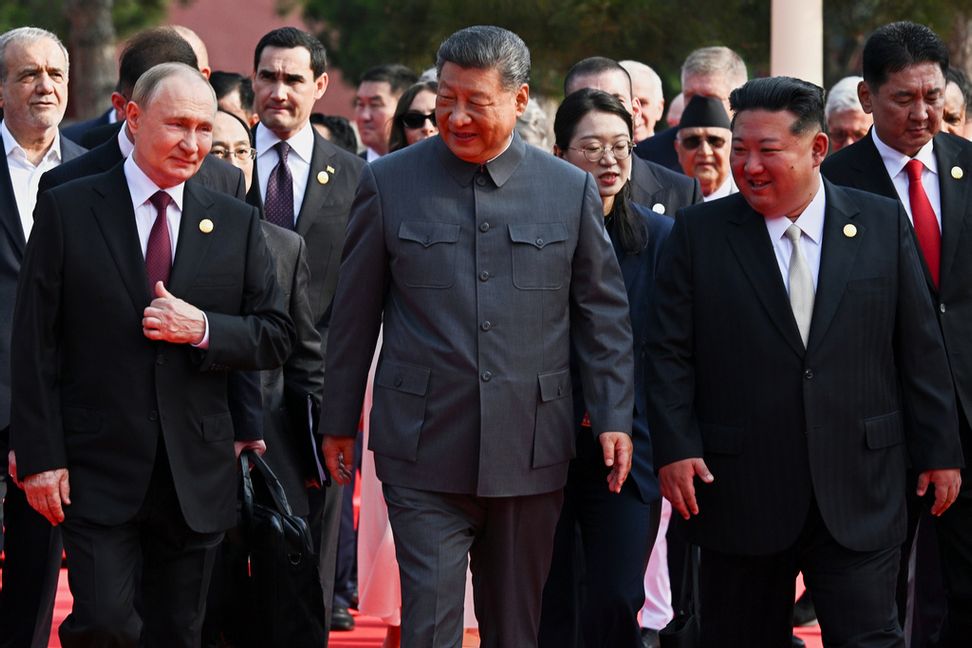 Rysslands president Vladimir Putin, Kinas president Xi Jinping och Nordkoreas ledare Kim Jong-Un på plats i Peking. Foto: Sergei Bobylev/AP/TT