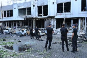 Poliser inspekterar förstörda bilar i ett bostadsområde i Odessa efter ryska drönarattacker mot staden natten till tisdagen. Foto: Michael Shtekel/AP/TT