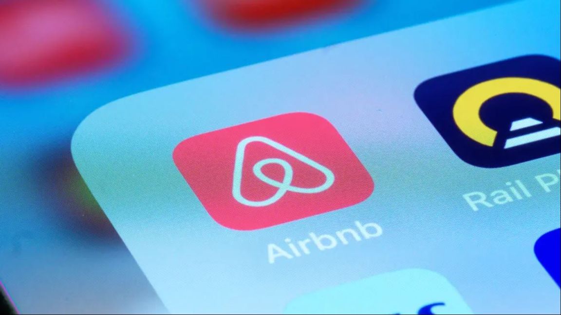 Nya regler tvingar Airbnb att dela uppgifter med Skatteverket. Flera stockholmare har fått skattetillägg efter att ha hyrt ut lägenheter för hundratusentals kronor utan att deklarera inkomsten. Foto: TT