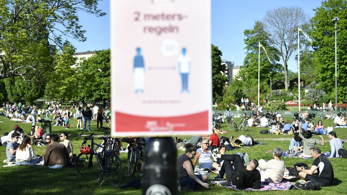 Stockholmare njöt av vårvärmen i maj 2020 – med eller utan social distansering. Foto: Henrik Montgomery/TT.