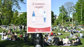 Stockholmare njöt av vårvärmen i maj 2020 – med eller utan social distansering. Foto: Henrik Montgomery/TT.