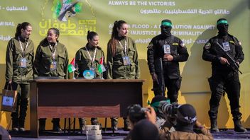 Arkivbild från ett tidigare gisslansläpp. Notera att den kvinnliga gisslan tvingas hålla upp ”goodie bags” från Hamas. Foto: AP