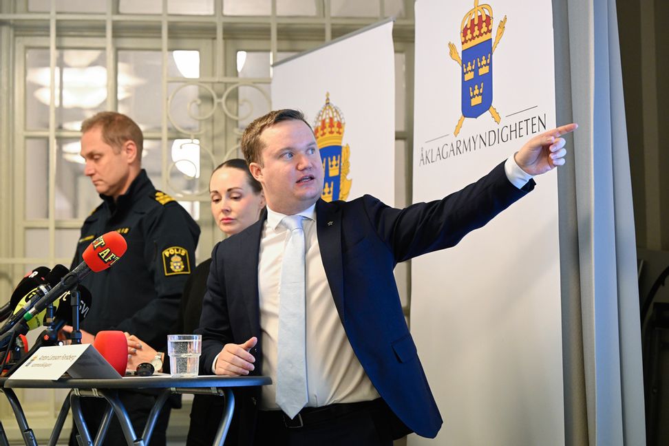 Åklagare och polis håller pressträff i samband med att fyra personer åtalas för grova bedrägerier mot äldre personer. Från vänster: Niclas Andersson, biträdande chef för utredningsenheten vid Nationella operativa avdelningen (NOA), Jessica Viking, operativ analytiker för bedrägeribrott i polisregion Öst, samt Anton Larsson Forsberg. Jessica Gow/TT