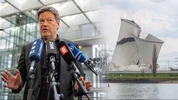 Robert Habeck (De gröna) försvarar sig efter anklagelserna mot hans departement. Till höger: demoleringen av det tyska kärnkraftverket i Biblis. Foto: Monika Skolimowska/Frank Rumpenhorst/AP/TT