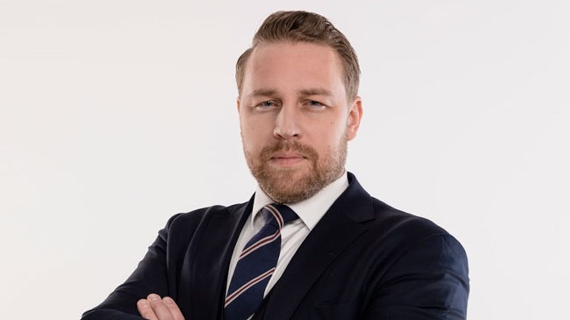 Mattias Karlsson (SD) definierar nationen i termer av kultur, språk, identitet och lojalitet. Skribenten menar att definitionen inte räcker för att föra vidare den historiskt framvuxna svenskheten. Foto: Landstingshuset, CC BY-SA 4.0.