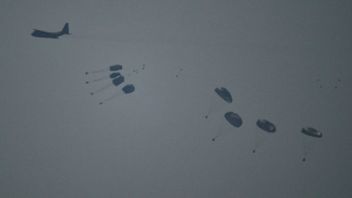 Israeliskt flyg ”bombar” Gaza med mat. Foto: Leo Correa / TT