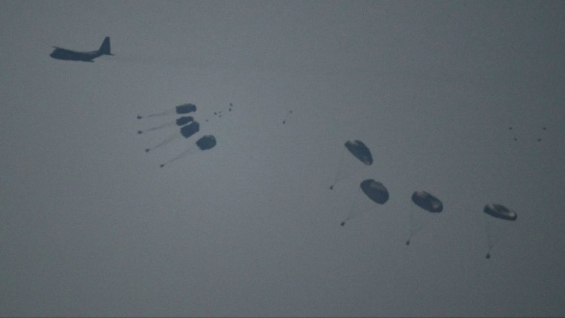 Israeliskt flyg ”bombar” Gaza med mat. Foto: Leo Correa / TT