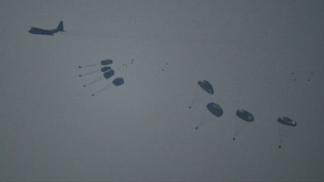 Israeliskt flyg ”bombar” Gaza med mat. Foto: Leo Correa / TT