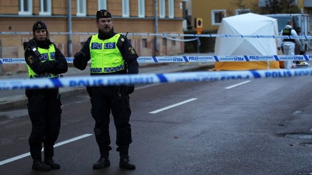 En man i 20-årsåldern häktas misstänkt för dödsskjutningen i Gävle. Ytterligare en person har begärts häktad. Foto: Pernilla Wahlman/TT