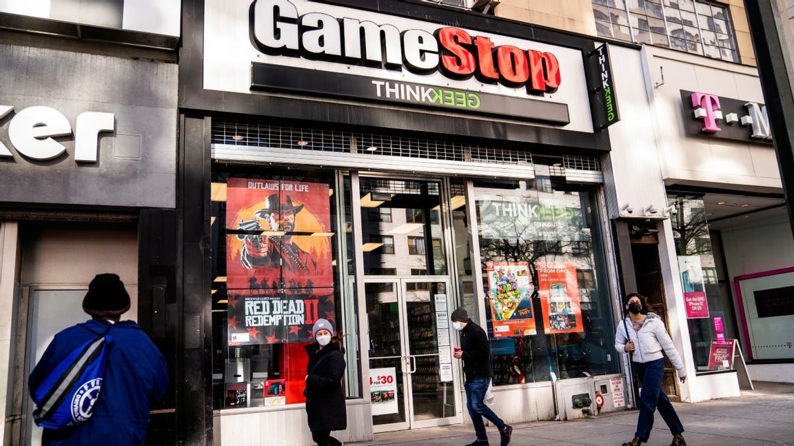 Amerikanska spelkedjan Gamestop fick mycket uppmärksamhet under 2021 när småsparare drev upp kursen via olika aktieforum. Arkivbild. Foto: John Minchillo/AP/TT