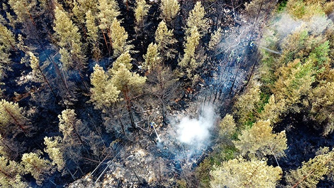 Brandmän försöker släcka bränder i finska Kalajoki. Foto: Aki Paavola/AP/TT