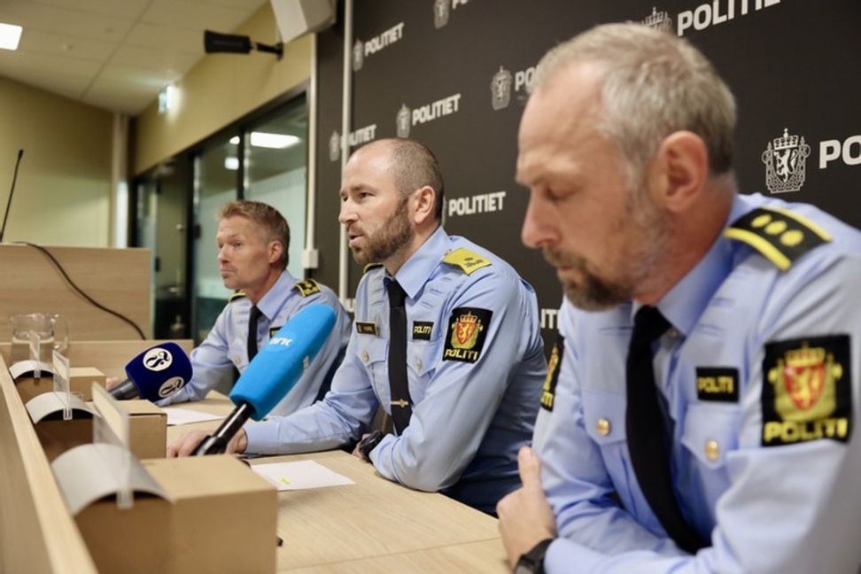 Presskonferens om tillslaget med polisåklagare Terje Kaddeberg Skaar, vice polismästare Morten Sjustøl och efterforskningsledare Torgeir Winsnes från Agders polisdistrikt. Kjartan Bjelland/Fædrelandsvennen via NTB/TT