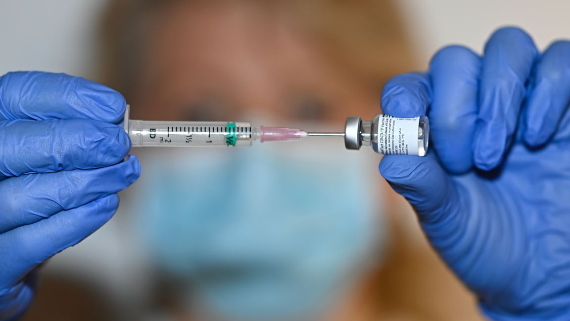 Nu kan viss vårdpersonal vaccineras mot covid-19, tidigare än väntat. Arkivbild, Mikael Fritzon/TT.