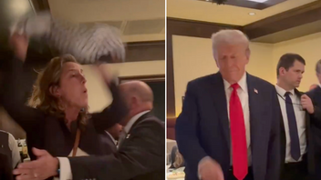 Kvinnliga aktivister från den feministiska gräsrotsorganisationen Code Pink skapade tumult på en restaurang i Washington D.C när de störde Trumps middag med sina regeringsmedlemmar. Bland annat ropade en av kvinnorna ”Trump är vår tids Hitler”. Foto: CODEPINK via X