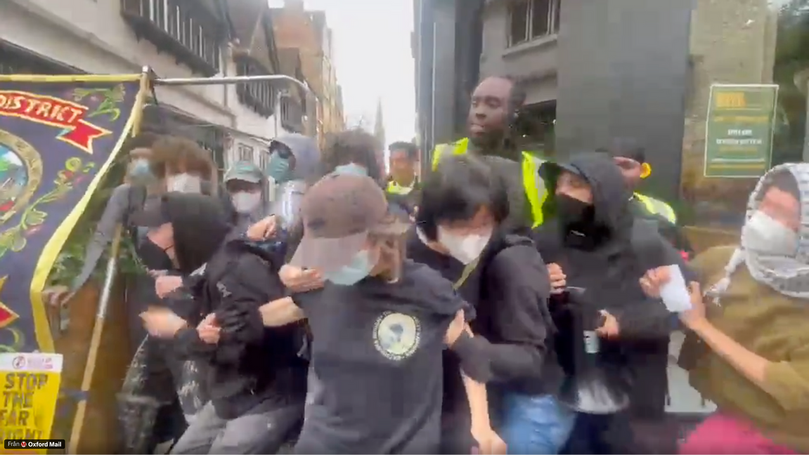 Antifa var på plats utanför Oxford Union. Foto: Skärmavbild X