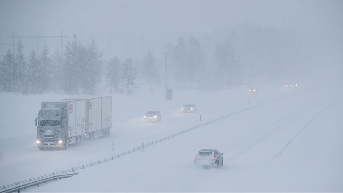 Det kan bli trafikproblem i västra Götaland, sydöstra Östergötland och östra Svealand under tisdagen på grund av snöfall och hårda vindar. Arkivbild. Foto: MATS ANDERSSON/TT