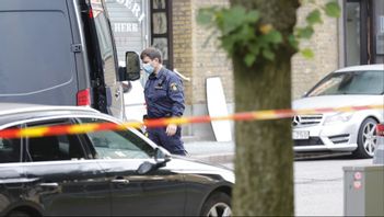 Polis på plats efter ett sprängdåd i Olskroken i Göteborg i höstas, som tre personer nu åtalas för. Foto: Adam Ihse/TT.