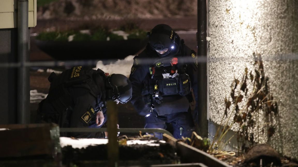 Bombteknikerna i Göteborg undersöker misstänkt föremål. Foto: Adam Ihse/TT