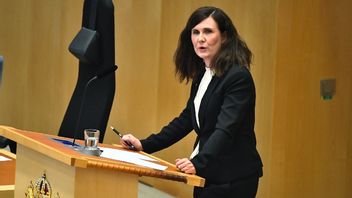 Jämställdhetsminister, tillika språkrör för Miljöpartiet, Märta Stenevi, under partiledardebatten i riksdagen. Foto: Claudio Bresciani / TT