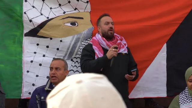Medborgarjournalisten Richard Devcic pekades ut av Kristofer Lundberg (V) i publiken. Devcic berättar att han sedan fick sin mobil stulen. Foto: Sverigebilden Youtube