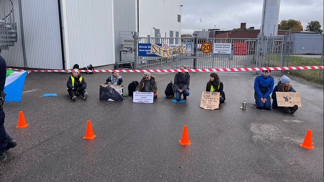 Djurrättsaktivister blockerar transporter utanför ett slakteri i Skövde. Foto: Bulletin