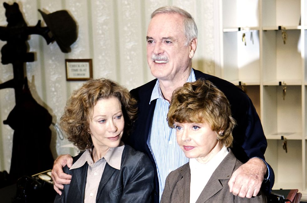 Connie Booth, John Cleese och Prunella Scales, till höger, gjorde tv-serien om det excentriska brittiska hotellet Fawlty Towers, ”Pang i bygget” på svenska, till en världshit. Arkivbild. Foto: Edmond Terakopian/AP/TT