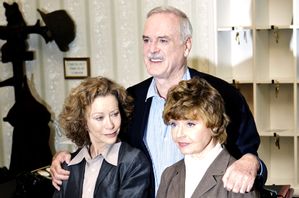 Connie Booth, John Cleese och Prunella Scales, till höger, gjorde tv-serien om det excentriska brittiska hotellet Fawlty Towers, ”Pang i bygget” på svenska, till en världshit. Arkivbild. Foto: Edmond Terakopian/AP/TT