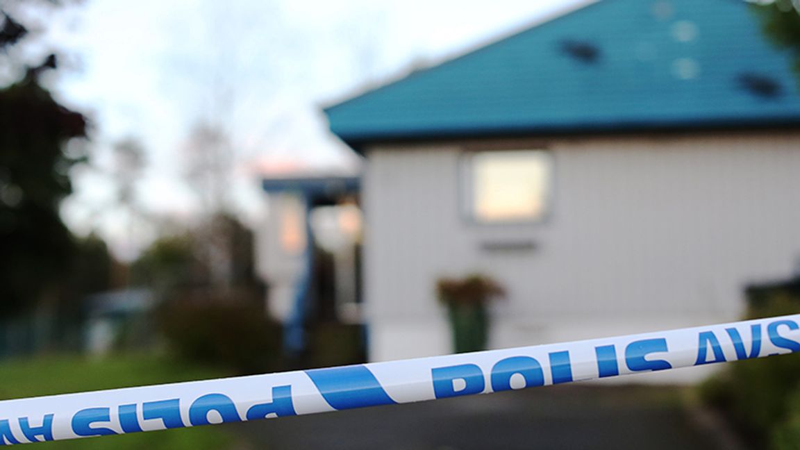Avspärrningar vid en bostad vars ägare hittades styckmördad för snart tio år sedan. Offret hade tidigare dömts för mord och försvann bara månader efter det att han avtjänat sitt fängelsestraff. Arkivbild. Foto: Björn Larsson Rosvall