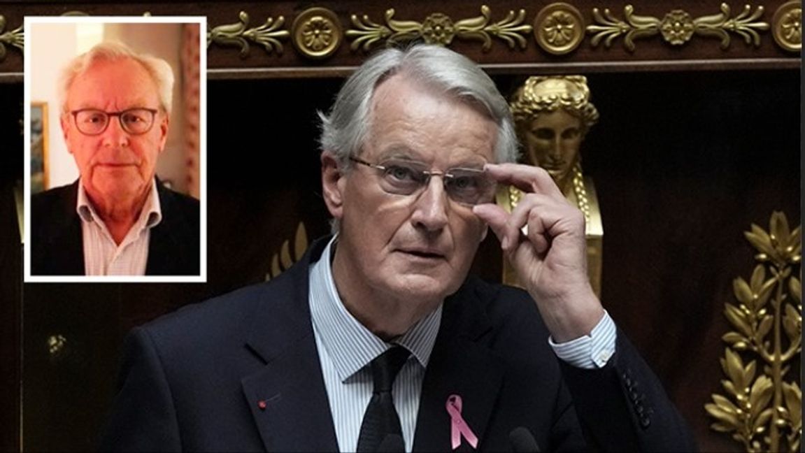 Frankrikes nye premiärminister Michel Barnier visar här hur mycket pengar Frankrike har kvar. Eller så justerar han sina glasögon. FOTO: Thibault Camus / TT