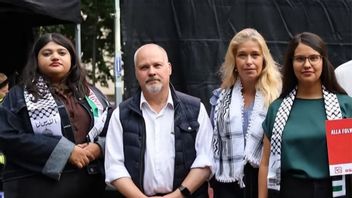 Moska Hassas till vänster med Morgan Johansson och Annika Strandhäll. Bild: Palmecentret genom X/Daniel Schatz