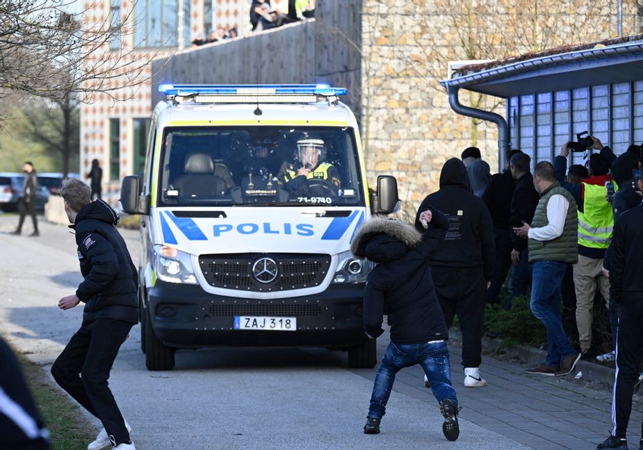 Motdemonstranter kastar sten mot en polisbuss Rasmus Paludans sammankomst vid Skånegården i Malmö i april 2022. Johan Nilsson/TT
