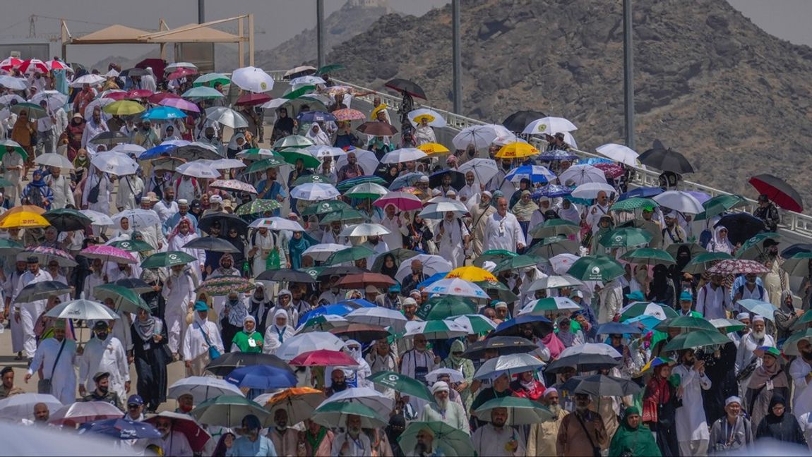 Muslimska pilgrimer använder paraplyer som skydd mot solen och hettan under hajj. Bilden är tagen i tisdags. Foto: RAFIQ MAQBOOL/AP/TT