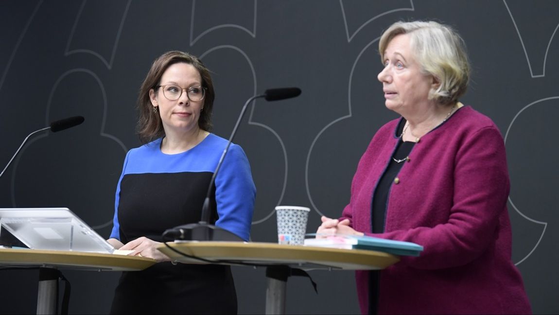 Migrationsminister Maria Malmer Stenergard tar emot utredningen av Anita Linder. Foto: SAMUEL STEÉN/TT