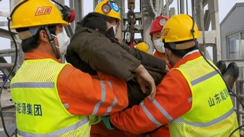 Den första gruvarbetaren räddas efter två veckor under mark. Foto: Luan Qincheng/Nya Kina/AP/TT