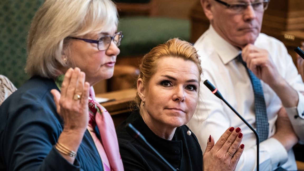 Folketinget har röstat ja till att ställa den tidigare invandringsministern Inger Støjberg (i mitten) inför riksrätt. Foto: Emil Helms/Ritzau Scanpix/TT.