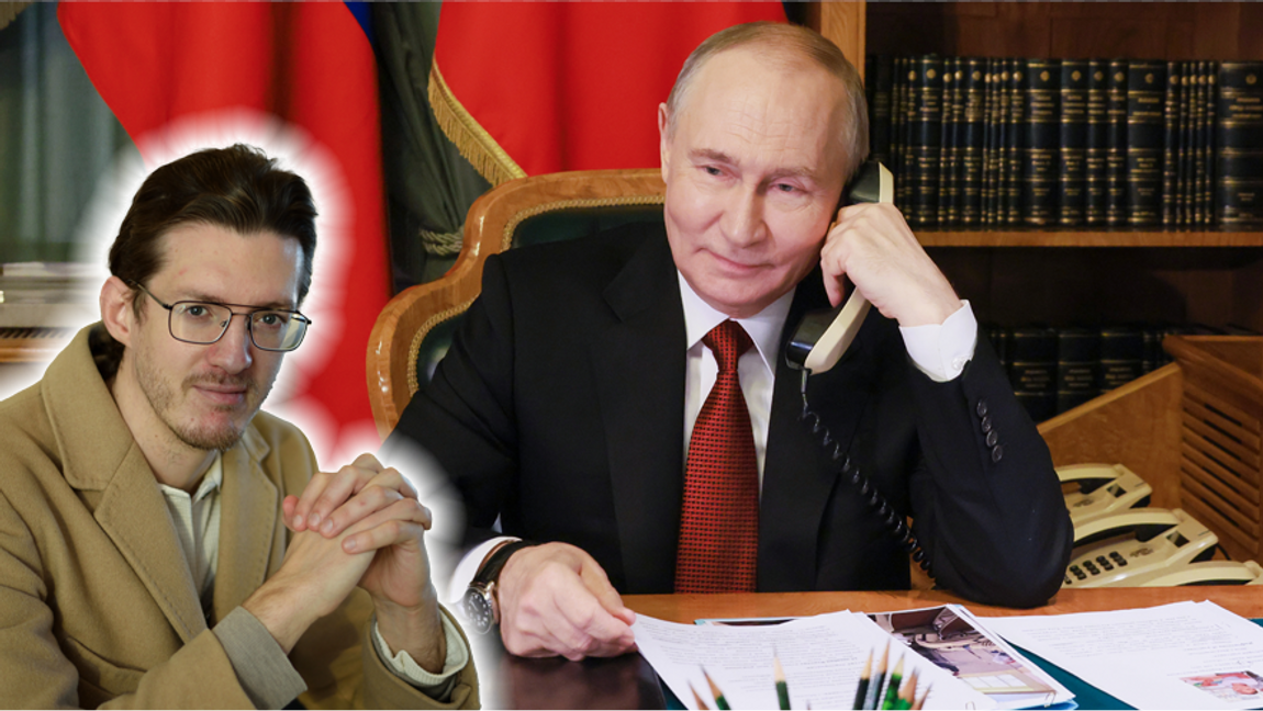 Putin har personligen haft ett bra krig. Snart har han kanske till och med råd med en ny telefon. Foto: Mikhail Metzel / AP / TT