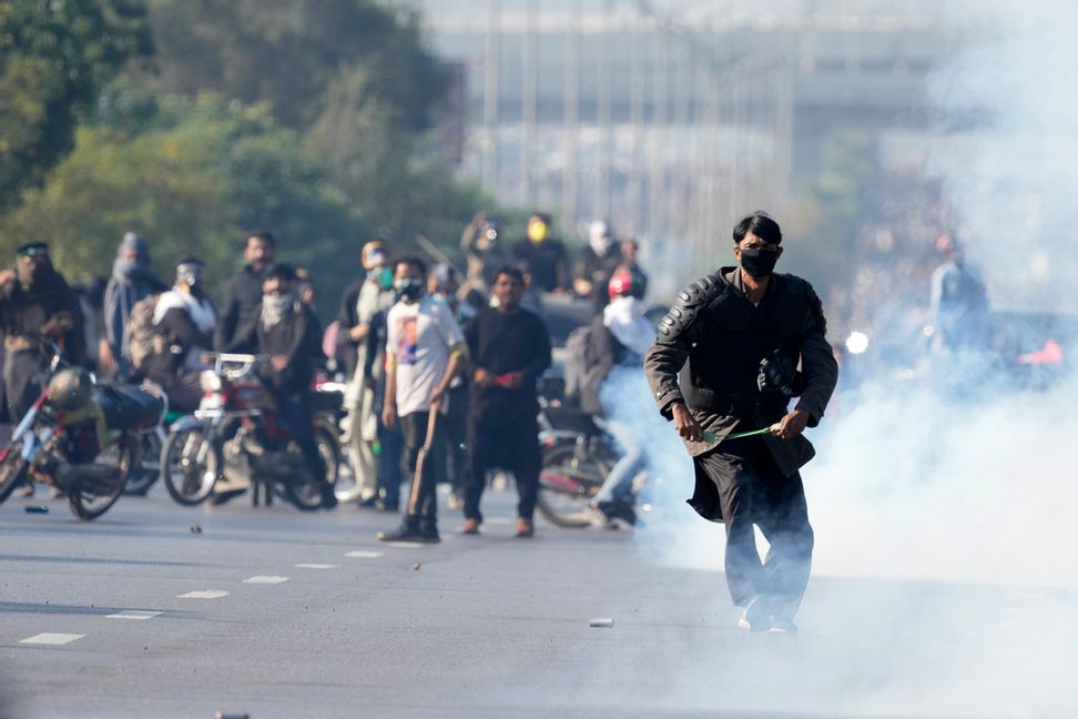 Aktivister som kräver att Pakistans tidigare premiärminister Imran Khan släpps ur fängelse drabbar samman med polis i Islamabad. Foto: Anjum Naveed/AP/TT