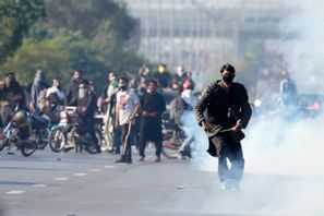 Aktivister som kräver att Pakistans tidigare premiärminister Imran Khan släpps ur fängelse drabbar samman med polis i Islamabad. Foto: Anjum Naveed/AP/TT