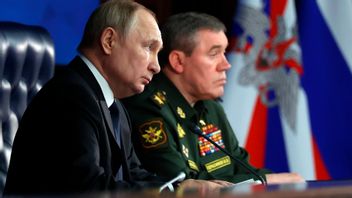 Den ryska presidenten Vladimir Putin och hans generalstabschef Valery Gerasimov. Foto: Mikhail Kuravlev/AP/TT  