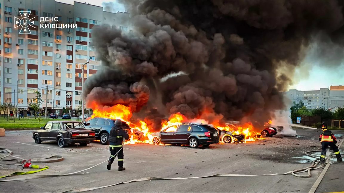 Den ukrainska räddningstjänsten släcker bilar på en parkering i Kyjivförorten Vysjneve den 28 augusti. I trots mot risken för en ny attack mot samma plats. Foto: dsns.gov.ua / Wikimedia commons
