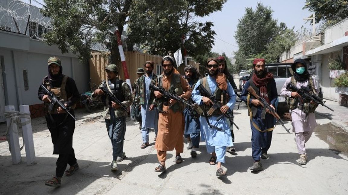 Talibaner patrullerar omigen gatorna i Afghanistans huvudstad Kabul. Foto: Rahmat Gul/AP/TT