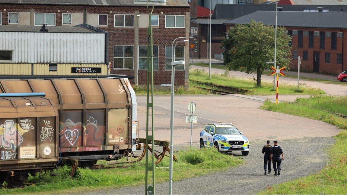 Polis på plats vid bangården i Landskrona där flickan hittades. Foto: Anders Bjurö/TT