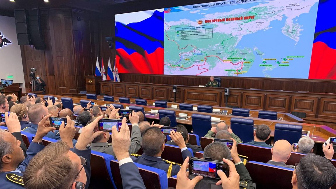 Ryska försvarsmakten som följer militärövningen Vostok 2022. Foto: Vladimir Kondrashov/AP/TT