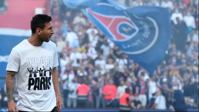 Lionel Messi presenterades för hemmasupportrarna innan matchen mot Strasbourg brakade loss. Foto: TT/AP Photo/Francois Mori