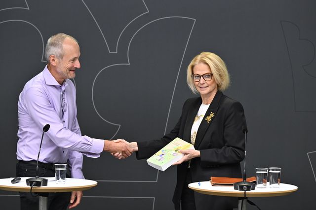 Utredare Clas Olsson och Elisabeth Svantesson (M), finansminister, under en pressträff där produktivitetskommissionen överlämnar sitt slutbetänkande till regeringen. Anders Wiklund/TT