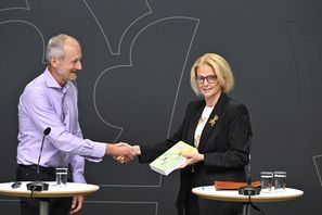 Utredare Clas Olsson och Elisabeth Svantesson (M), finansminister, under en pressträff där produktivitetskommissionen överlämnar sitt slutbetänkande till regeringen. Anders Wiklund/TT