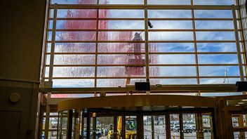 Färg tvättas bort efter färgattack mot Malmö airport. Bild: Johan Nilsson/TT