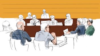 Teckning på två av de misstänkta Ica-handlarna tillsammans med deras respektive försvarsadvokater Henrik Olsson Lilja och Conny Cedermark från den första förhandlingsdagen i Stockholms tingsrätt den 5 september. Foto: JOHAN HALLNÄS/TT